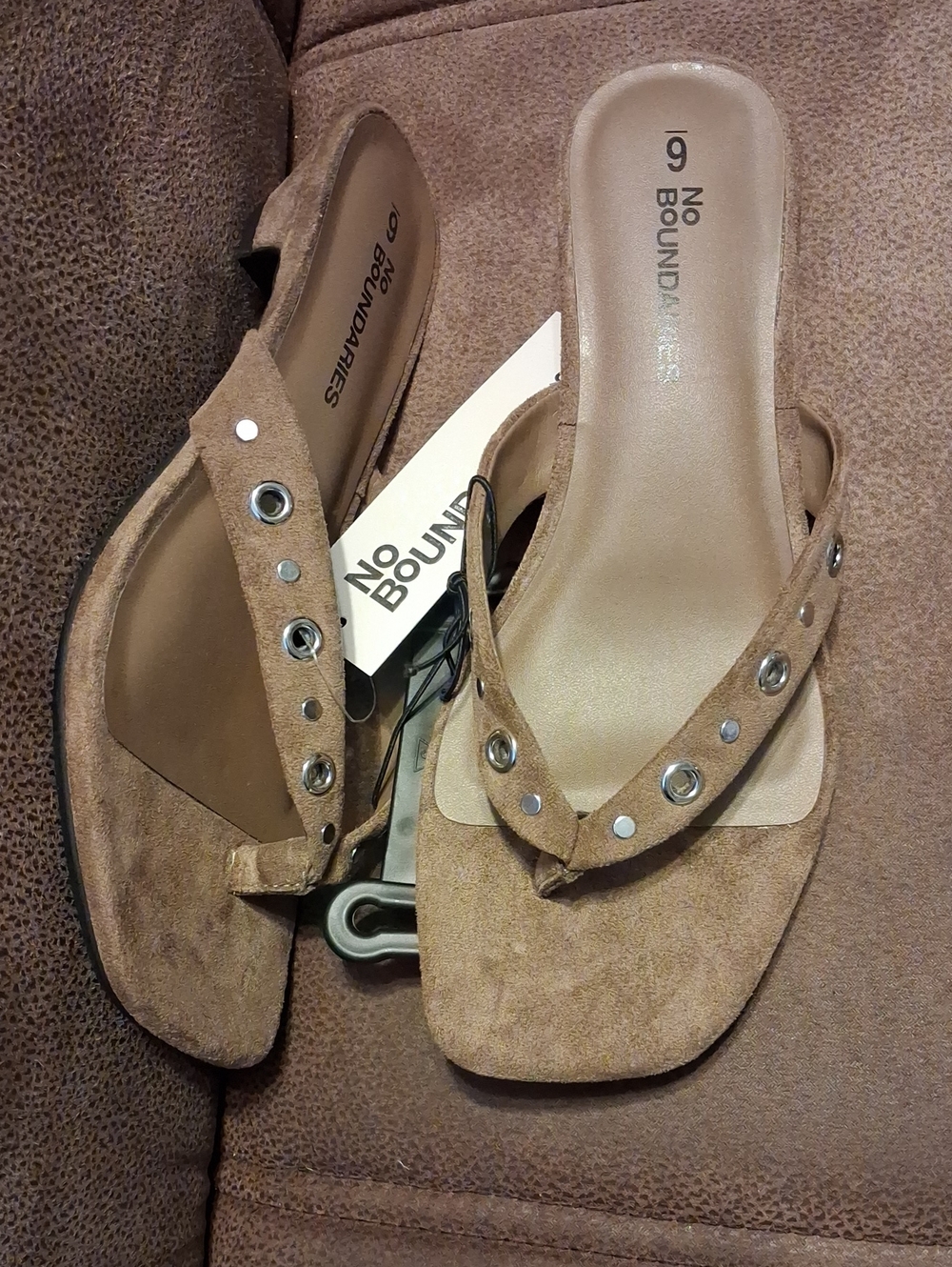No Boundaries Tan/Taupe Suede Look Grommet Thong Sandals Size 6